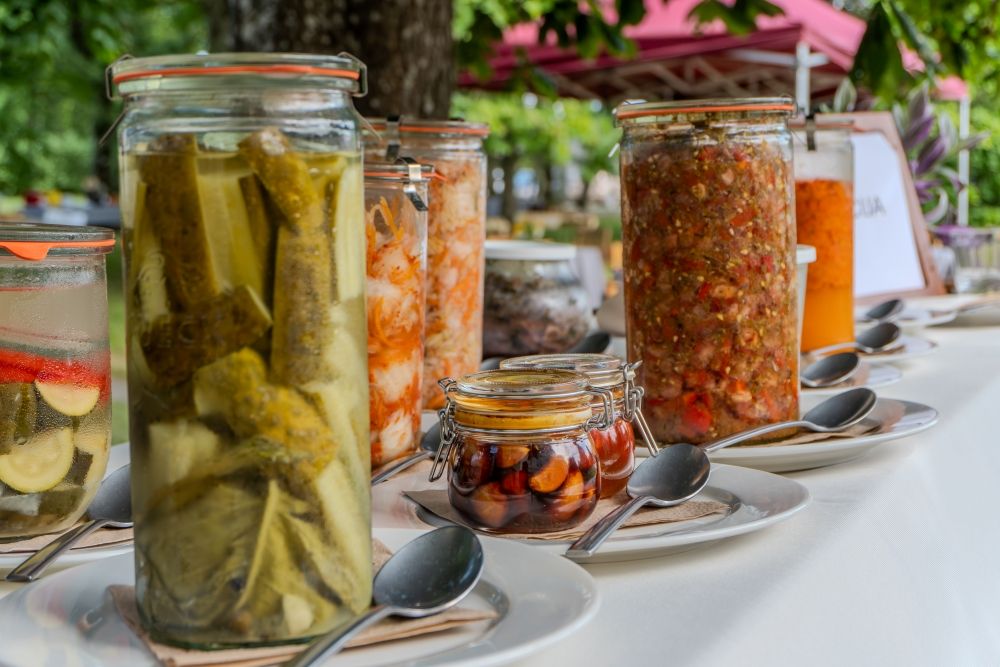 Festivāla apmeklētāji pie fermentētu produktu galda